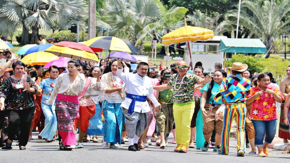แพทย์ พยาบาลทหารเรือใส่ชุดไทย ร่วมสืบสานประเพณีสงกรานต์