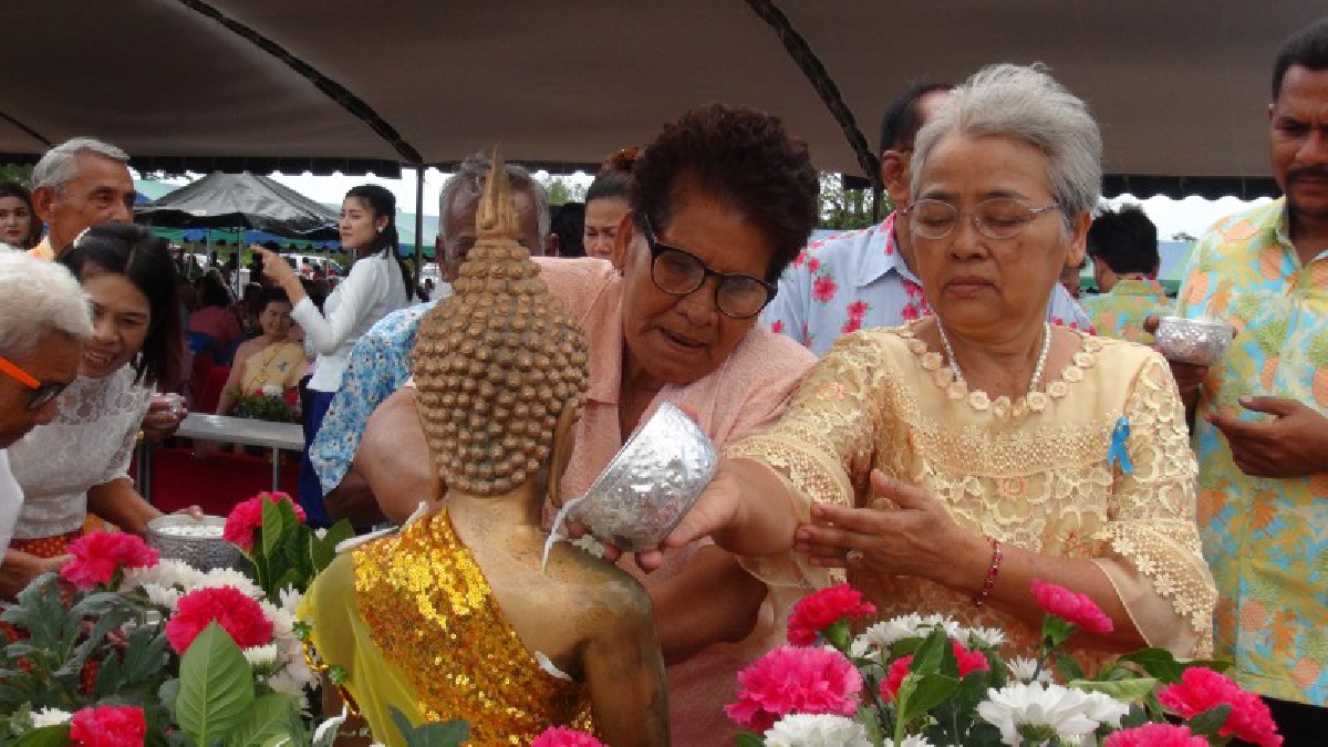 สตูล!! ส่งเสริมประเพณีไทย รดน้ำขอพรผู้ใหญ่รับวันปีใหม่ไทย