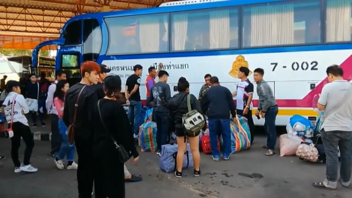 นครพนม ! แรงงานลาวแห่กลับเที่ยวสงกรานต์คึกคัก ครม.ไทยใจดีเว้นค่าผ่านแดนให้ (มีคลิป)