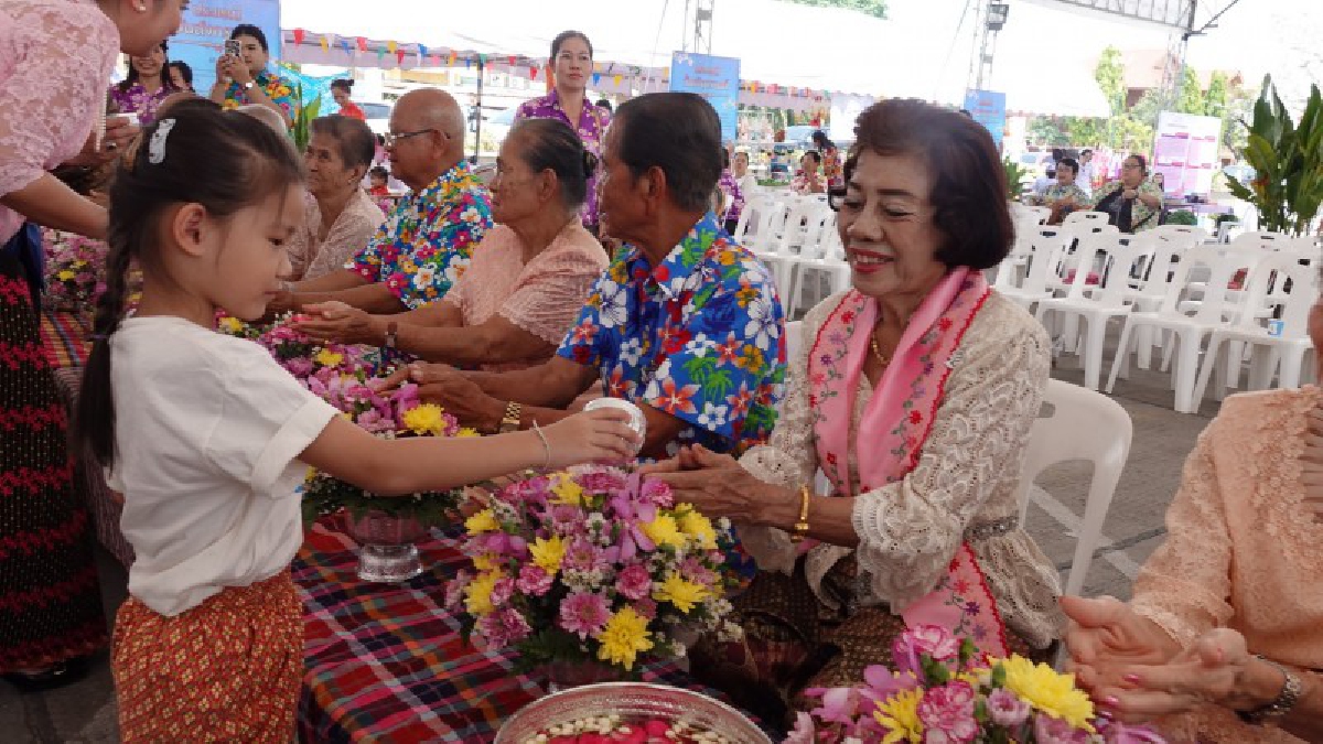 ปทุมธานี เริ่มแล้วสงกรานต์สำราญไทยวิถีไทยมอญออเจ้าแต่งชุดไทยรดน้ำดำหัวผู้สูงอายุ