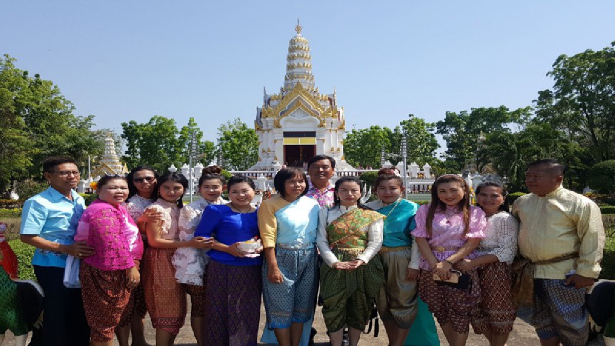 งามอย่างไทยนะออเจ้า !! เถลิงศกสงกรานต์สระแก้ว แต่งชุดไทยร่วมบวงสรวง ปิดทอง สรงน้ำพระ-ศาลหลักเมือง และรดน้ำขอพรกันคึกคัก