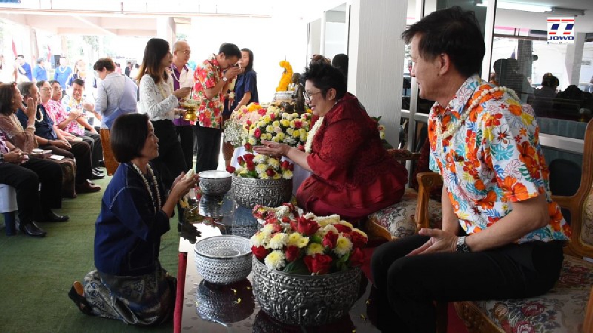 สุดชื่นมื่น อบจ.โคราช นำข้าราชการ พนักงาน ลูกจ้าง รดน้ำดำหัวขอพรผู้ใหญ่ เนื่องในวันสงกรานต์ ประจำปี 2561 (ชมคลิป)