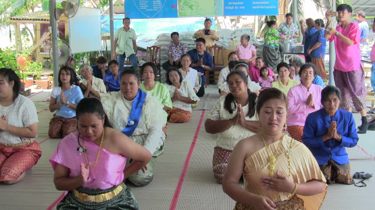 ฮือฮาตามกระแสบุพเพสันนิวาส..ชาวนาอ่างทองแต่งชุดออเจ้าเข้าโรงเรียนเกษตรกรทำนา