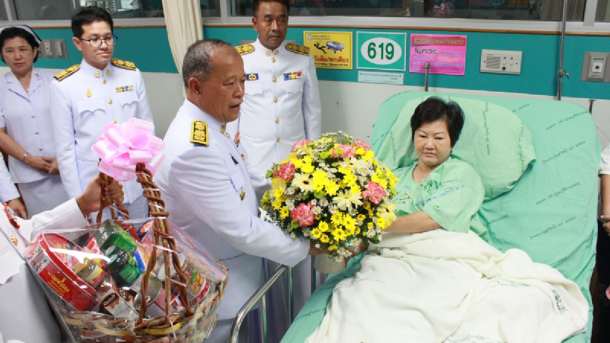 ในหลวง พระราชทานแจกันดอกไม้และสิ่งของพระราชทานแก่เหยื่อ จยย.บอมบ์ นราธิวาส