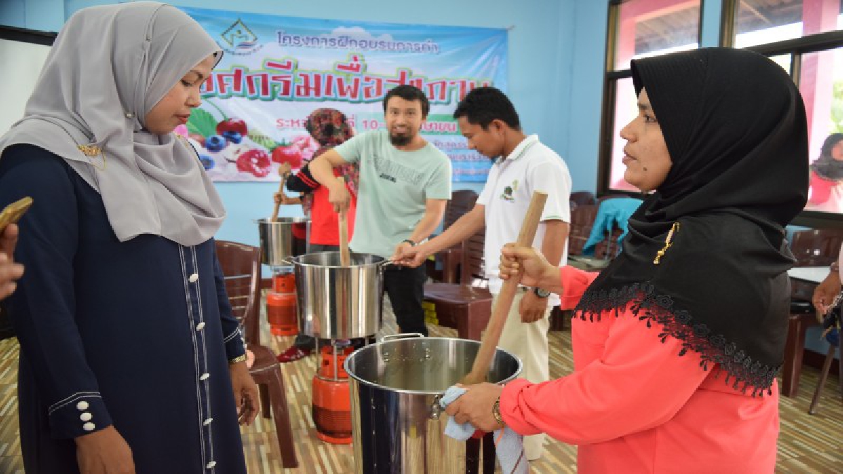 ไอเดียสุดเจ๊ง !! วิทยาลัยชุมชนนราธิวาสนำผลไม้ตามฤดูกาลแปรรูปเป็นผลิตภัณฑ์ไอศกรีมสร้างรายได้อย่างงาม