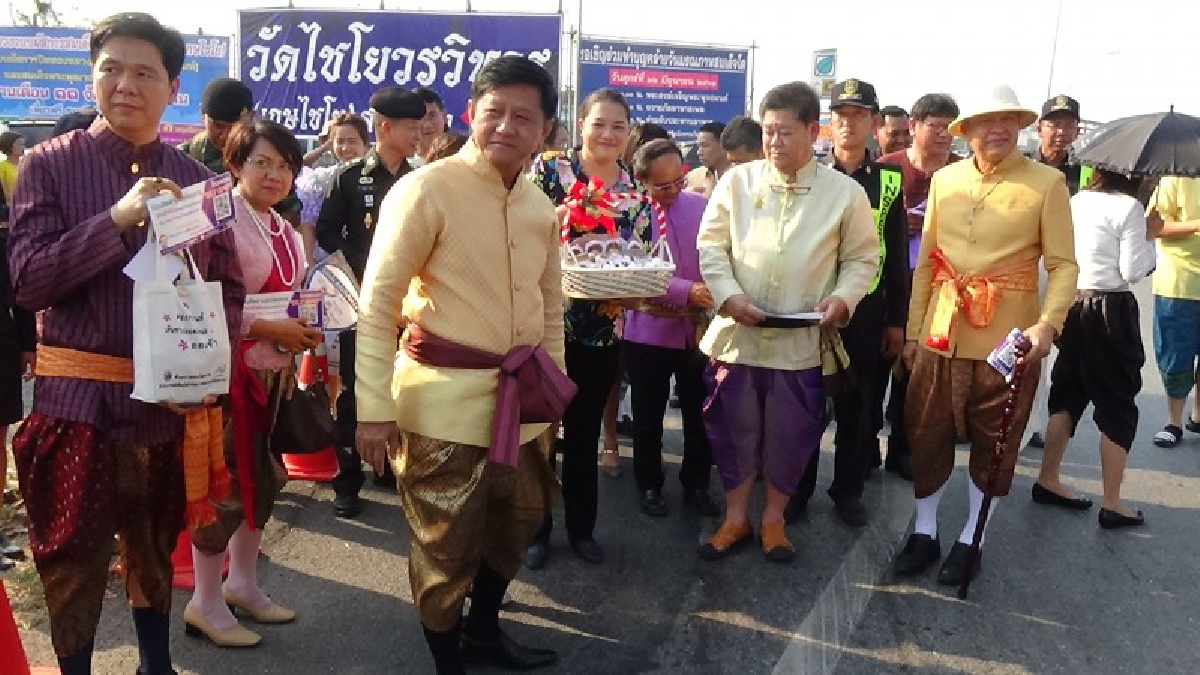 ผู้ว่าฯใส่ชุดโจงกระเบนสมัยรัชกาลที่ 5 เปิดศูนย์ปฏิบัติการป้องกันอุบัติเหตุช่วงเทศกาลสงกรานต์