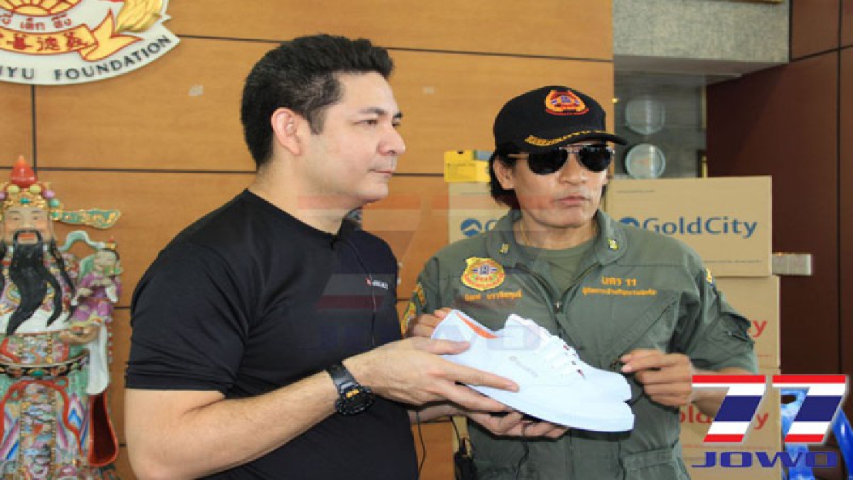 บิณฑ์ เป็นตัวแทนมูลนิธิร่วมกตัญญูรับมอบรองเท้ากู้ภัยสะท้อนแสงช่วยลดอุบัติเหตุบนท้องถนน