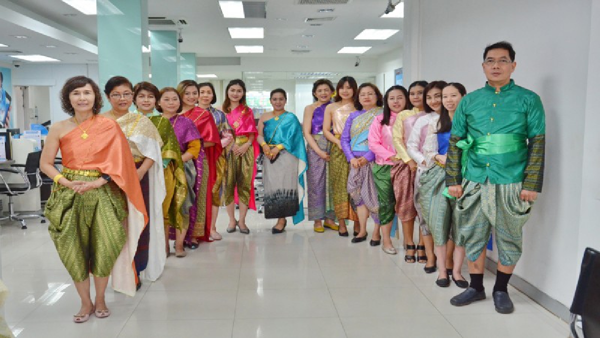 กระแสออเจ้ามาแรง เจ้าหน้าที่ธนาคารกรุงไทย สาขาสิงห์บุรี สาขาแรกที่พร้อมใจแต่งไทยให้บริการ