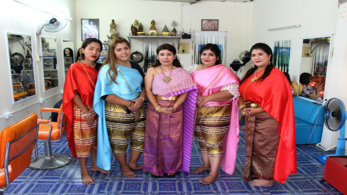 ร้านเสริมสวยสวมชุดไทยให้บริการลั่นลูกค้าแต่งชุดไทยใช้บริการรับส่วนลดทันที(ชมคลิป)