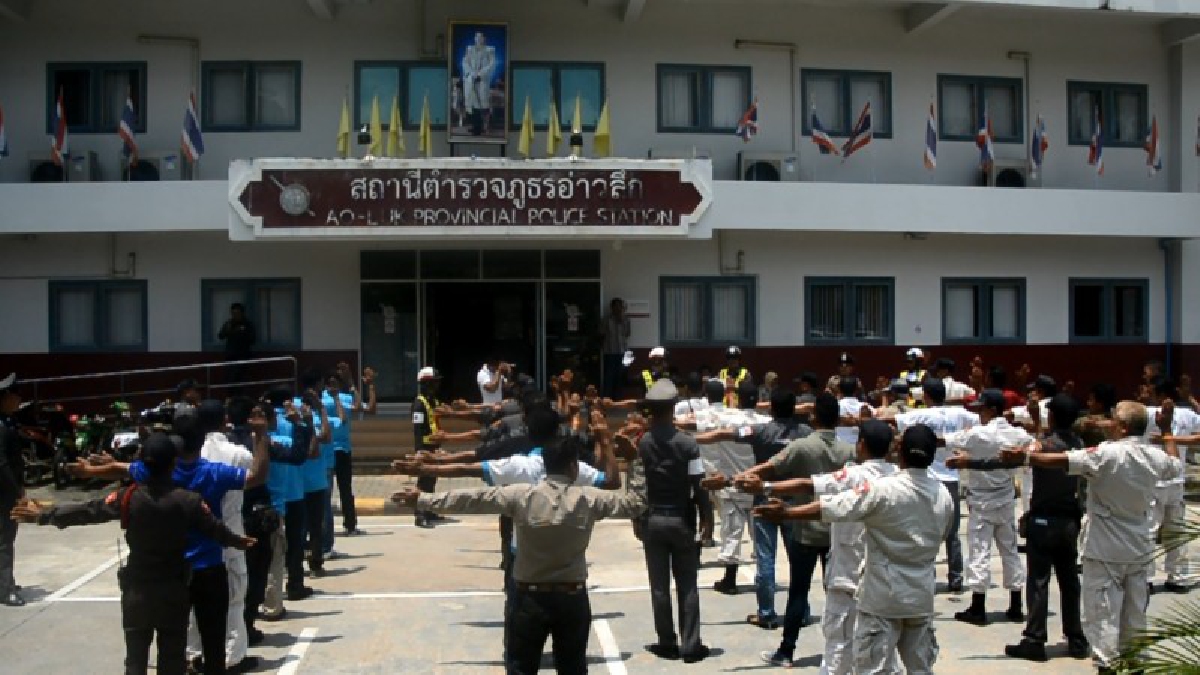 ตำรวจ สภ.อ่าวลึก ฝึกอบรมอาสาจราจร พร้อมบริการปปช.เทศกาลสงกรานต์