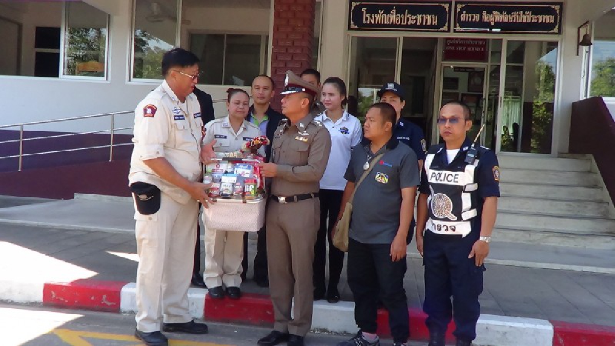 ตำรวจอาสาเข้าพบผกก.สถานีตำรวจภูธรบ่อวินแสดงความยินดีในการมารับตำแหน่งและขอพรเนื่องในเทศกาลสงกรานต์ (มีคลิป)