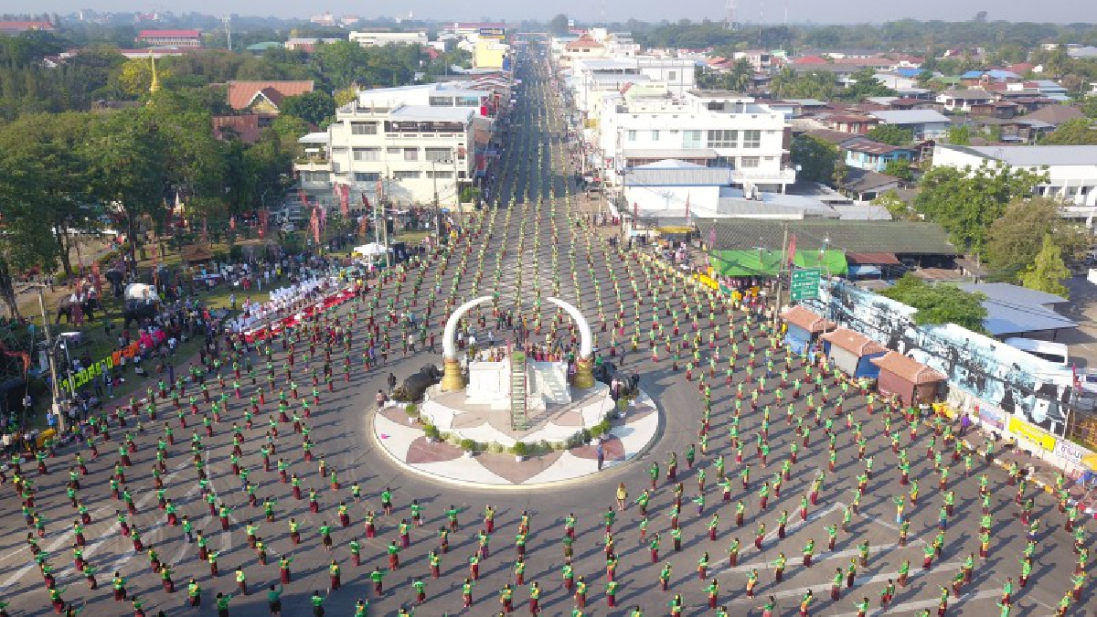 ยิ่งใหญ่อลังการ !! ชาวสุรินทร์กว่า 4,000 คน พร้อมใจรำบวงสรวงพระยาสุรินทรภักดีฯ เจ้าเมืองสุรินทร์คนแรก  (ชมคลิปมุมสูง)