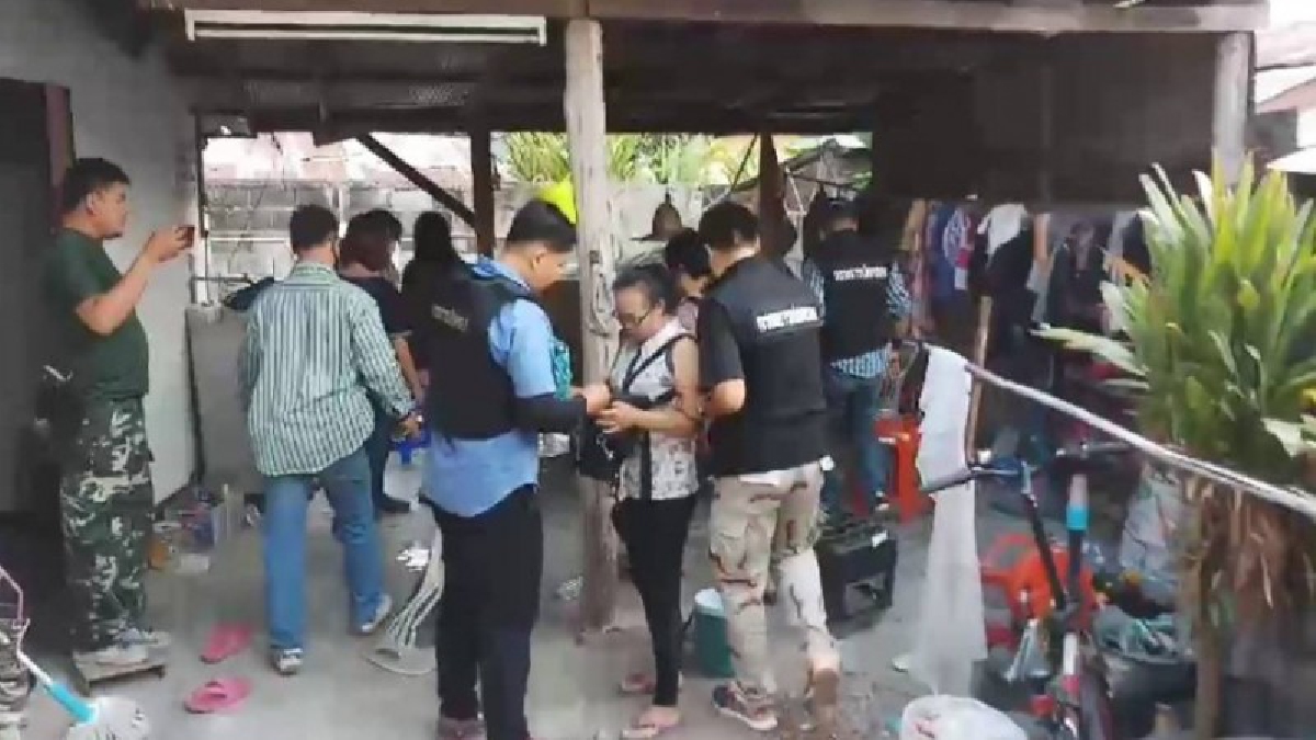 (ชมคลิปวิ่งกระเจิง) แม่บ้านขี้เหงาตั้งวงไฮโลพ่อบ้านสุดทนเตือนไม่ฟังแจ้งตำรวจรวบ เผื่อจะได้เข็ดหลาบ แต่สุดท้ายก็ต้องไปประกันตัวแม่บ้านอยู่ดี.