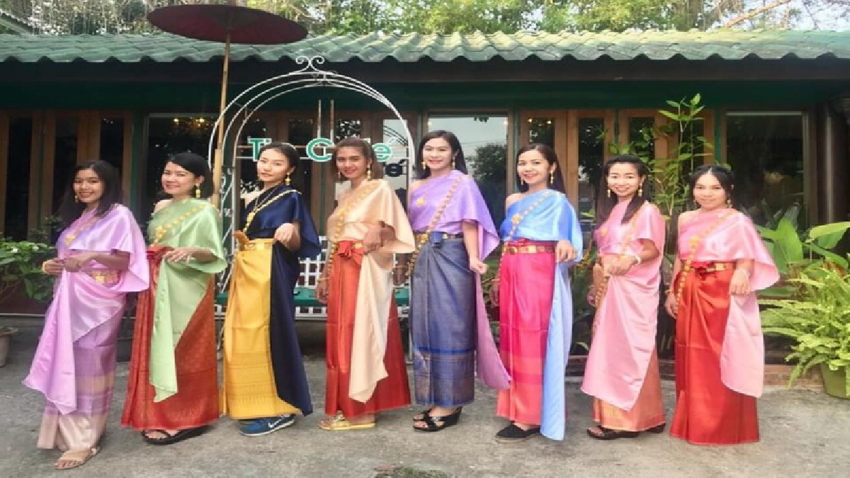 &ldquo;ประเพณีปี๋ใหม่เมือง (สงกรานตฺ์)  ลื่อเลื่องน้ำใจ๋ แต่งชุดไทยมาแอ่วหนองบัวพระเจ้าหลวง