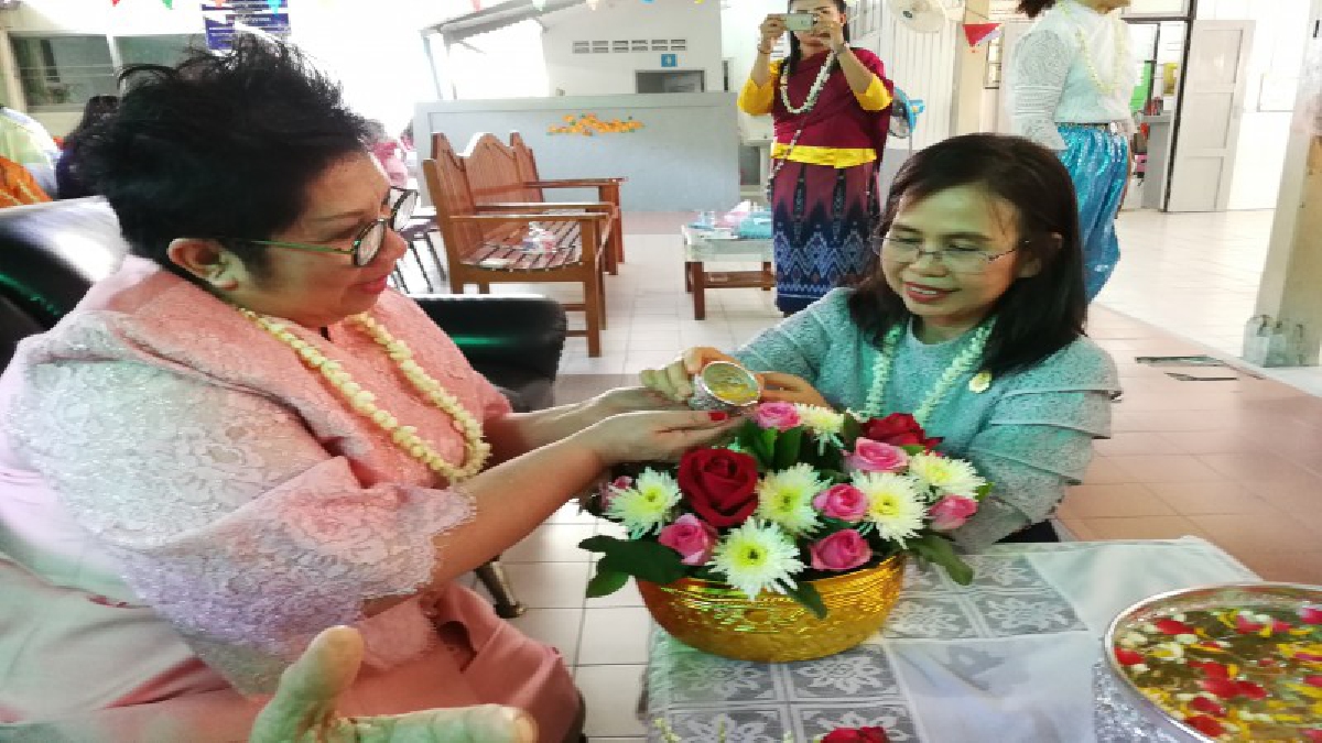 สถานสงเคราะห์คนชราวัดม่วง รดน้ำขอพรผู้สูงอายุ เนื่องในวันผู้สูงอายุแห่งชาติ (มีคลิป)