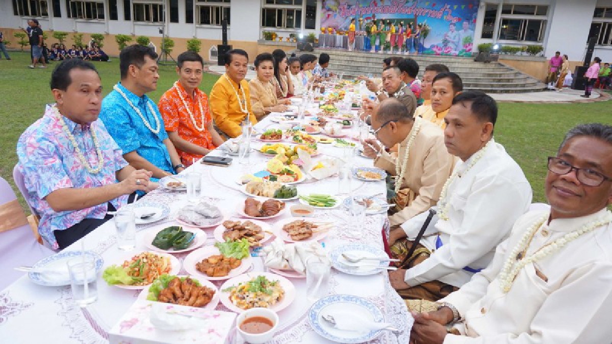 กระแสออเจ้า แรง !!! สงกรานต์แต่งไทยทั้งเมือง นำทีมโดยพ่อเมืองและนายกเหล่ากาชาดนำทีม (ชมคลิป)