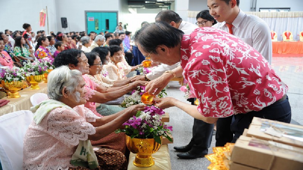 ส่งเสริมความเป็นไทย!!! บุคลากร-นักศึกษา  ม.วลัยลักษณ์ ร่วมใส่ชุดไทยรดน้ำดำหัวขอพรผู้สูงอายุ
