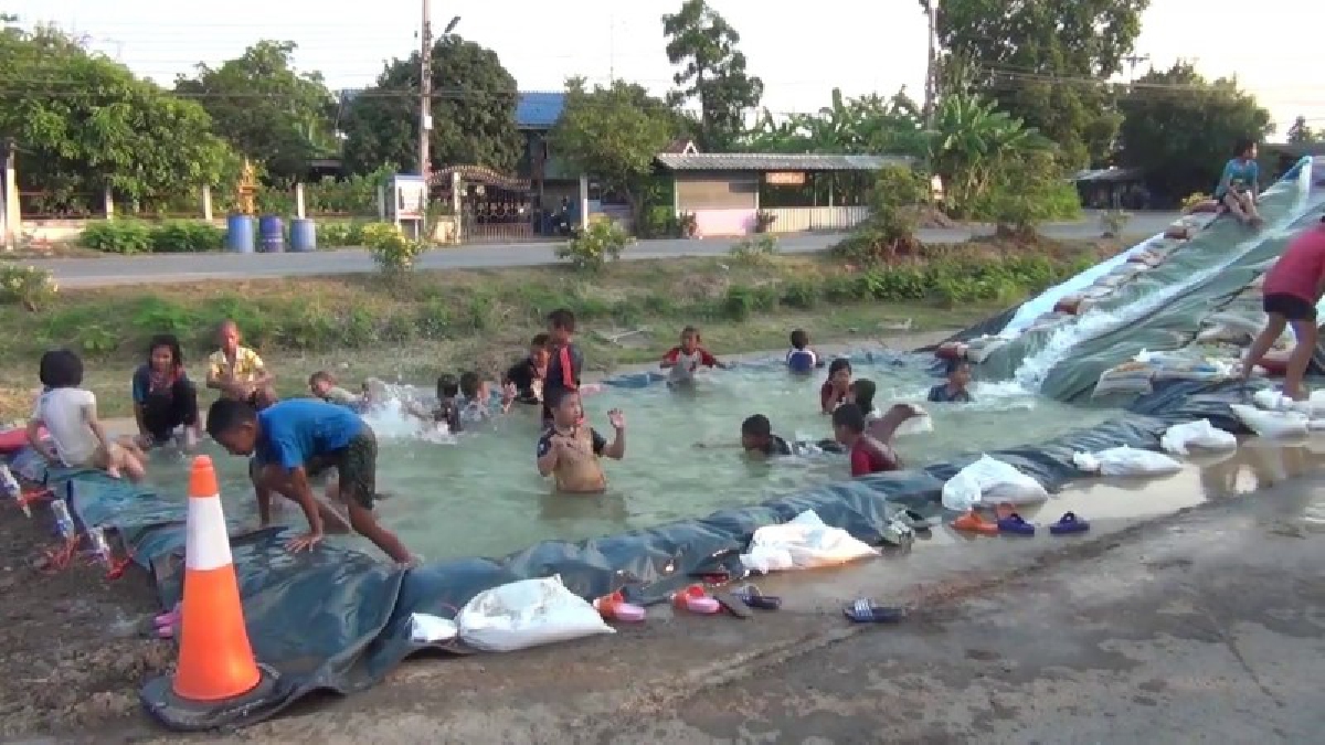 เสียงเฮลั่นทุ่ง !! เด็กสุดดีใจ &ldquo;สไลด์เดอร์ บ้านทุ่ง&rdquo; พร้อมอุโมงค์น้ำสะพาน ขวัญใจลูกหลาน ต้อนรับเทศกาลสงกรานต์