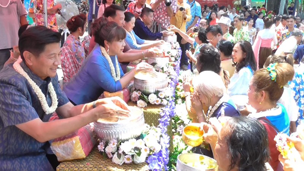 ทุกภาคส่วนในจังหวัดหนองคาย แต่งชุดไทยร่วมกันรดน้ำดำหัวขอพรผู้ว่าราชการจังหวัดหนองคาย เนื่องในเทศกาลสงกรานต์  (ชมคลิป)