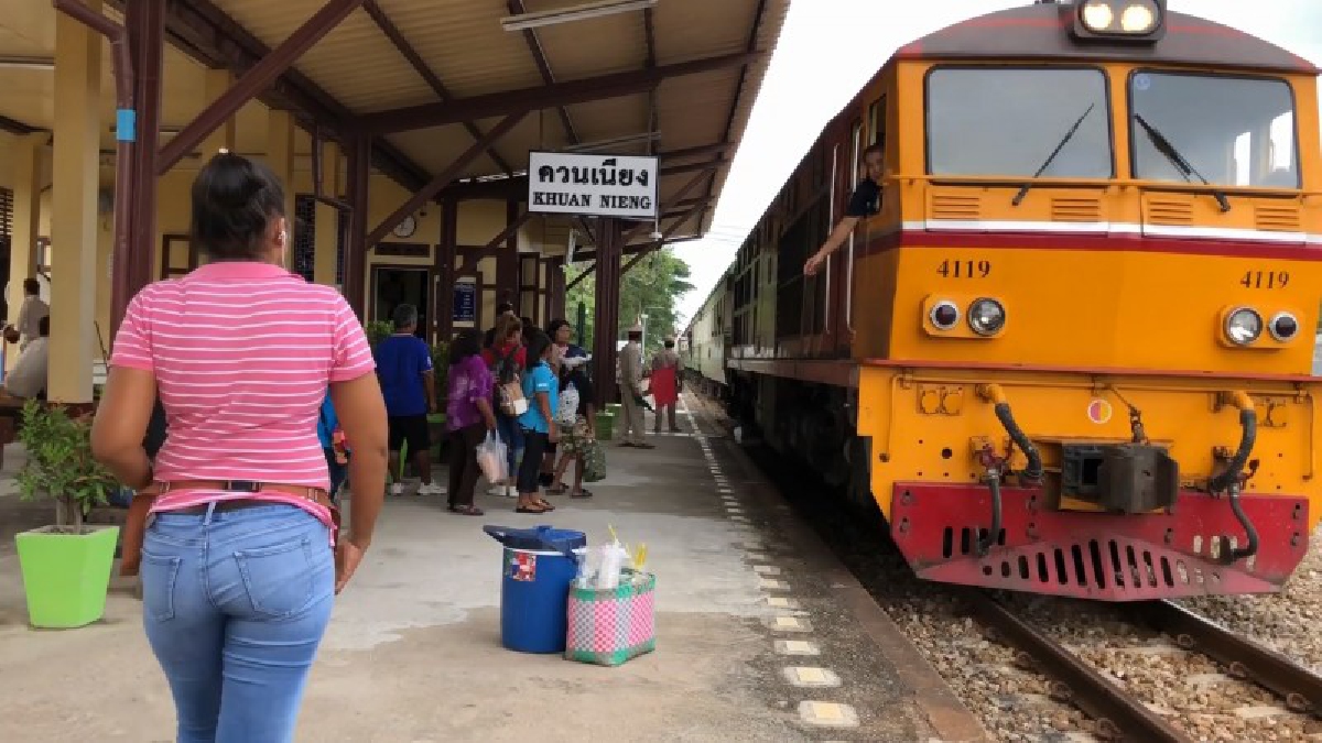 สถานีรถไฟย่อยรายทางประชาชนรอขึ้นรถไฟแน่น