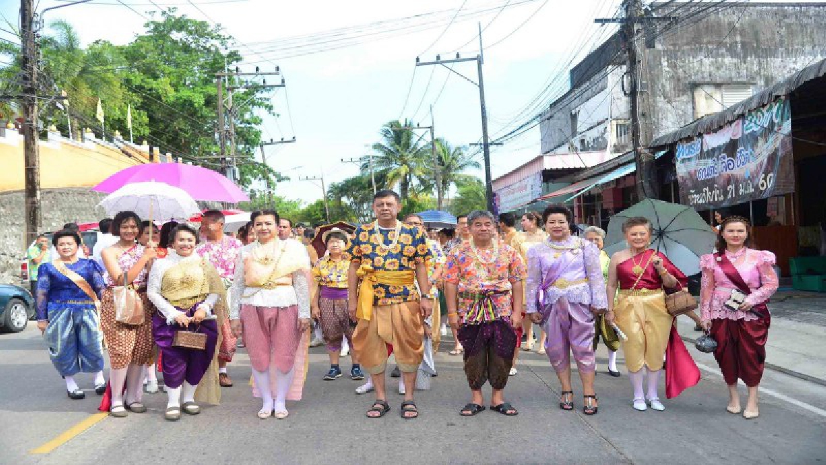 ระนองพร้อมใจแต่งชุดไทยร่วมขบวนแห่พระพุทธนวราชบพิตร สรงน้ำและรดน้ำขอพรผู้สูงอายุเทศกาลสงกรานต์