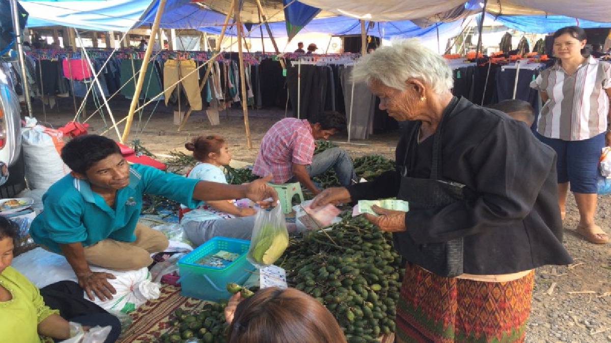 เงินสะพัด!! ตลาดนัดอำเภอชุมพลบุรี คึกคักช่วงเทศกาลสงกรานต์ แม่ค้าพ่อค้ายิ้มแฉ่ง โกยเงินเป็นกอบเป็นกำ