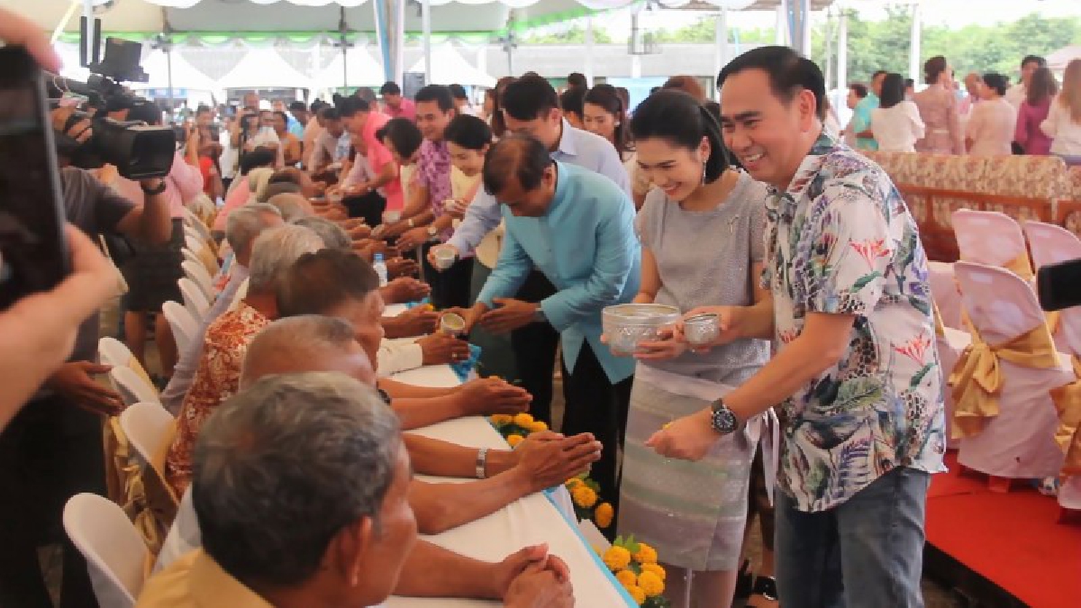 ชาวรัตภูมิจัดงานวันกตัญญูต้อนรับเทศกาลสงกรานต์ รดน้ำขอพรผู้สูงอายุจากทุกหมู่บ้านทั่วอำเภอรัตภูมิ