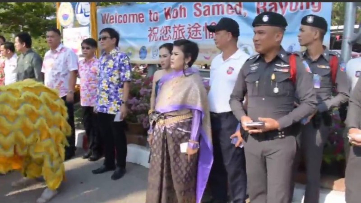 เทศบาลตำบลเพ แต่งชุดไทยต้อนรับนักท่องเที่ยวประเทศจีน เพื่อส่งเสริมการท่องเที่ยวเทศกาลสงกรานต์ และให้นักท่องเที่ยว สัมผัสกับวัฒนธรรมของไทย