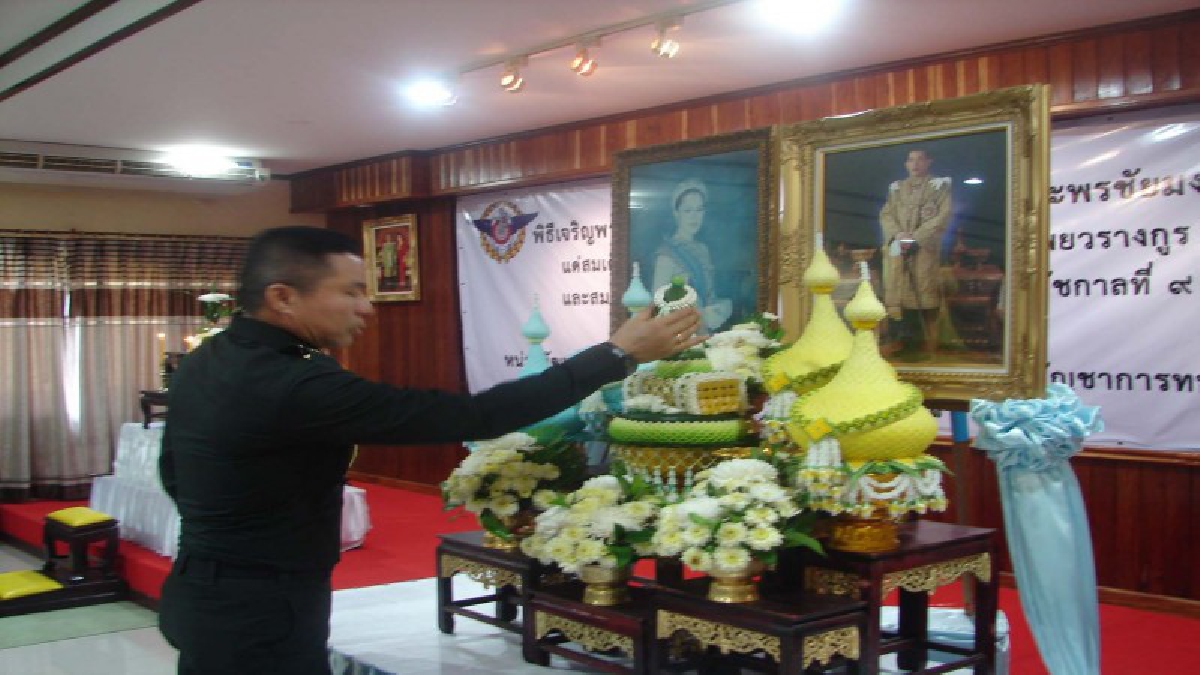 พค.ที่ 24 สนง.พัฒนาภาค 2 นำทหารในสังกัดทั้ง 3 เหล่าทัพ ทำพิธีเจริญพระพุทธมนต์เฉลิมพระเกียรติ สมเด็จพระเจ้าอยู่หัวฯ เนื่องในวันสงกรานต์