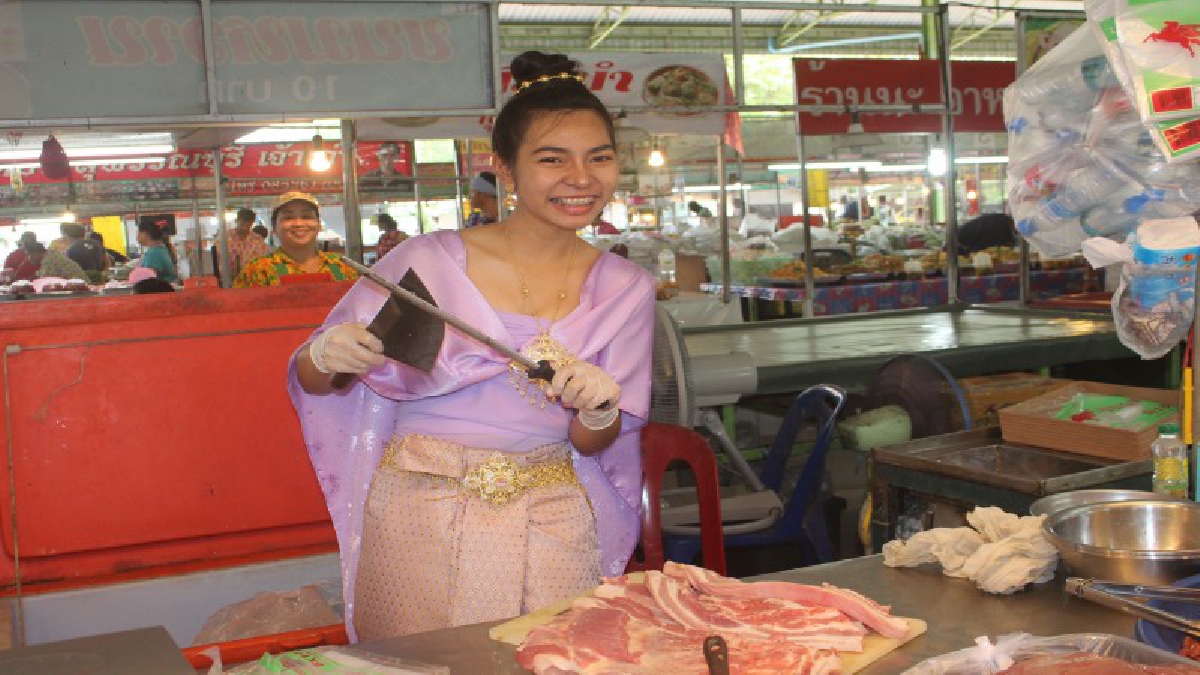 ปทุมธานี ออเจ้าแม่ค้าหมูแต่งชุดไทยย้อนยุคห่มสไบถือมีดสับหมูขายของ