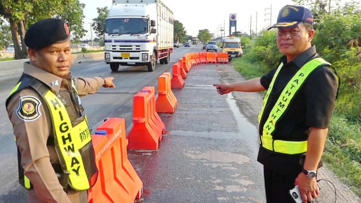 ปทุมธานี รองผวจ.ตรวจจุดป้องกันอุบัติเหตุทางถนนและจัดระเบียบรถยนต์ช่วงสงกรานต์