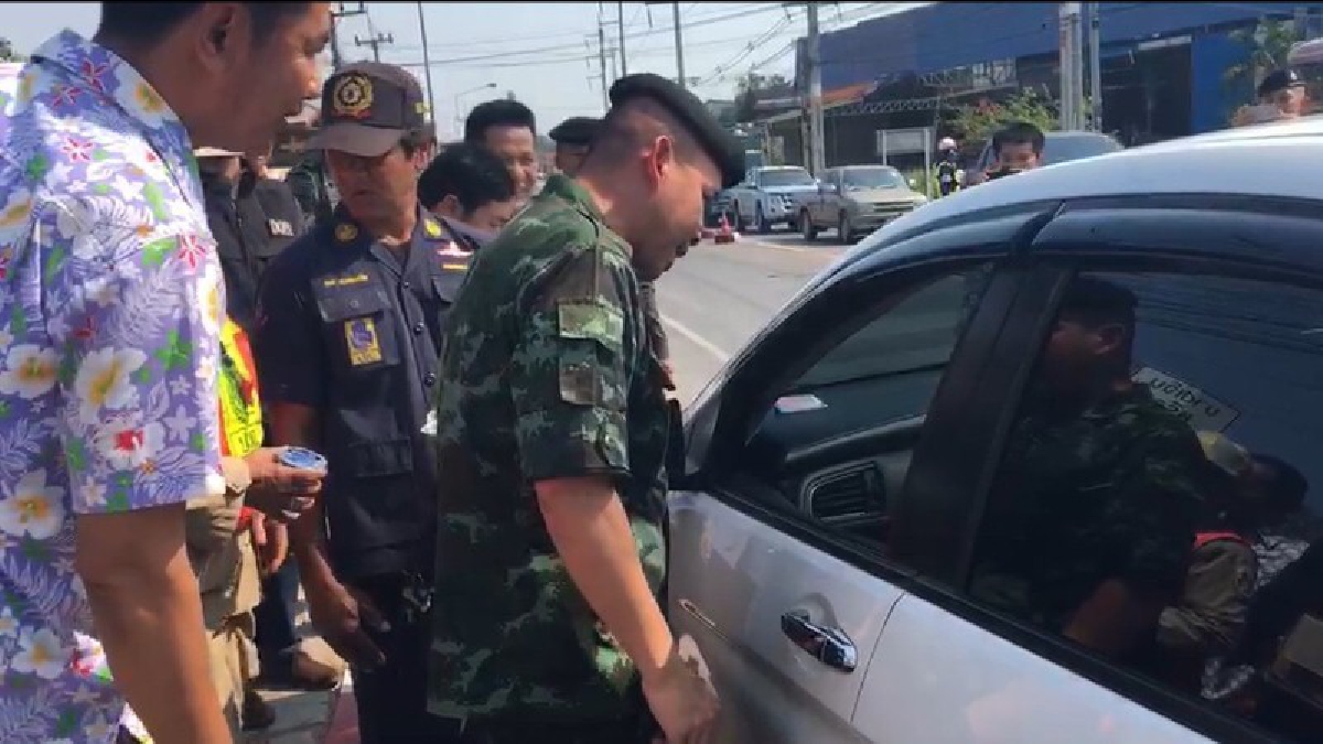 รอง เสธ พล.ร.3 ตรวจเยี่ยมจุดบริการประชาชนหนองบัวลำภู ห้วงเทศกาลสงกรานต์ 2561 (มีคลิป)