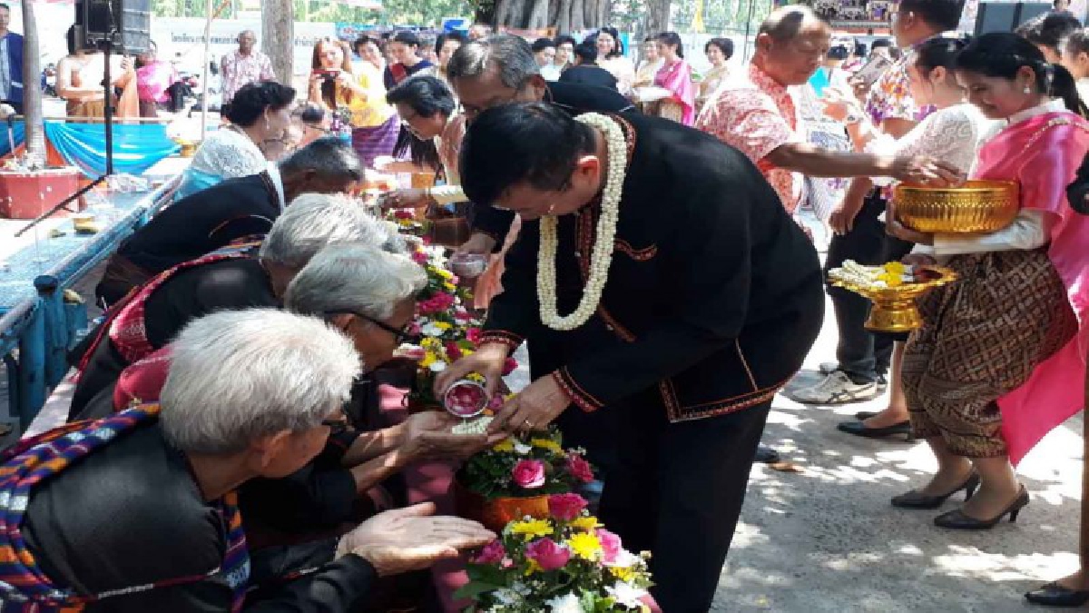 ผวจ.ศรีสะเกษ..รดน้ำขอพรออเจ้ารุ่นใหญ่ เนื่องในวันผู้สูงอายุ (ชมคลิป)