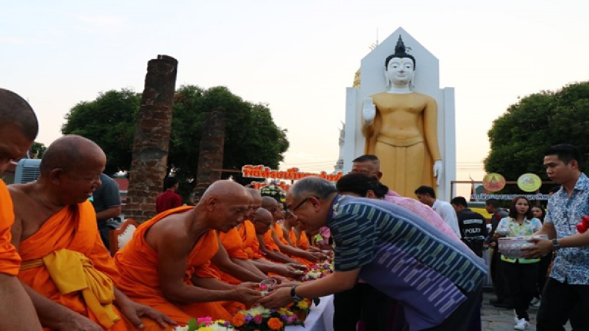 ชาวพิษณุโลกร่วมสรงน้ำพระสมณศักดิ์ พระสงฆ์อวยพรเล่นสงกรานต์อยู่ในศีล