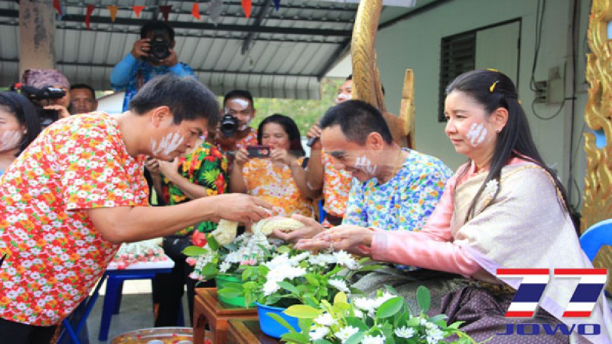 เจ้าหน้าที่เรือนจำปากน้ำจัดขบวนแห่รดน้ำดำหัวขอพร ผบ.เรือนจำช่วงปีใหม่ไทย