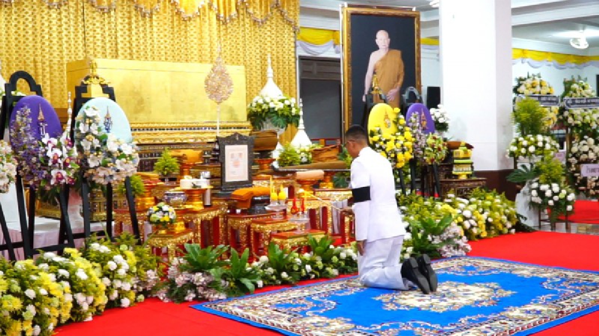 สมเด็จพระเจ้าอยู่หัวฯ พระราชทานหีบทองทึบบรรจุสรีระสังขารหลวงปู่ท่อน (มีคลิป)