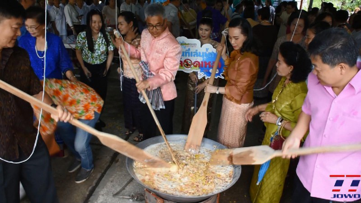 จันทบุรี เปิดงานประเพณีสงกรานต์ กวนข้าวทิพย์สืบสานประเพณีโบราณแจกนักท่องเที่ยว (มีคลิป)