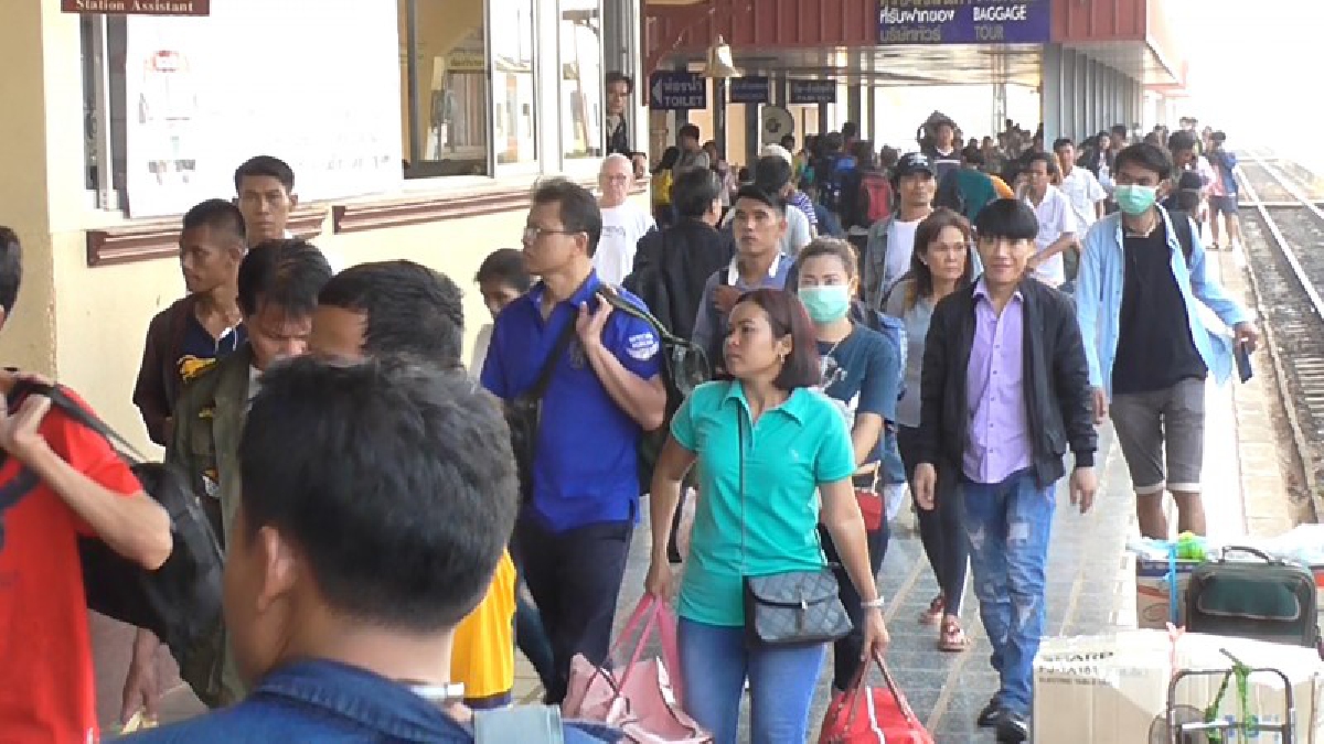 ถึงบ้านแล้ว !! สถานีรถไฟหนองคาย ด่านสะพานไทย-ลาว คึกคัก ปชช.แห่เดินทางกลับบ้าน ช่วงสงกรานต์