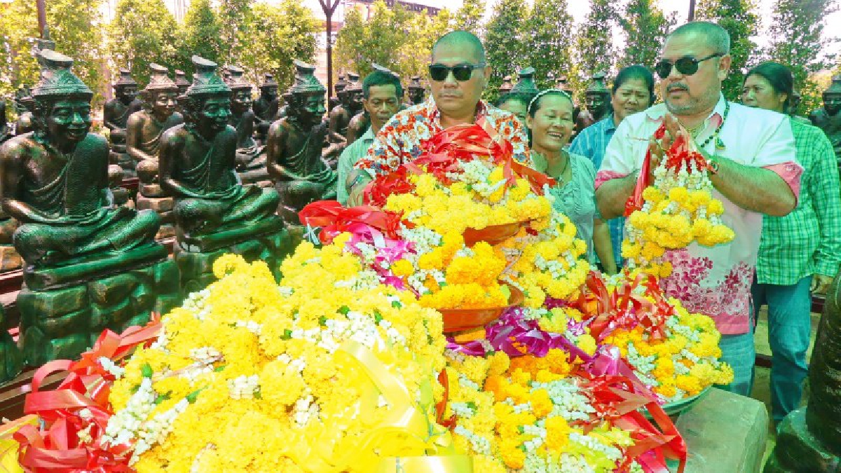 พลังศรัทธา!! "โป๊งเหน่ง" นำพวงมาลัยสด 1,000 พวง ถวายปู่ฤๅษีพรหมเมศร์ ต้อนรับสงกรานต์ หลังถูกหวยติดต่อกันหลายงวด