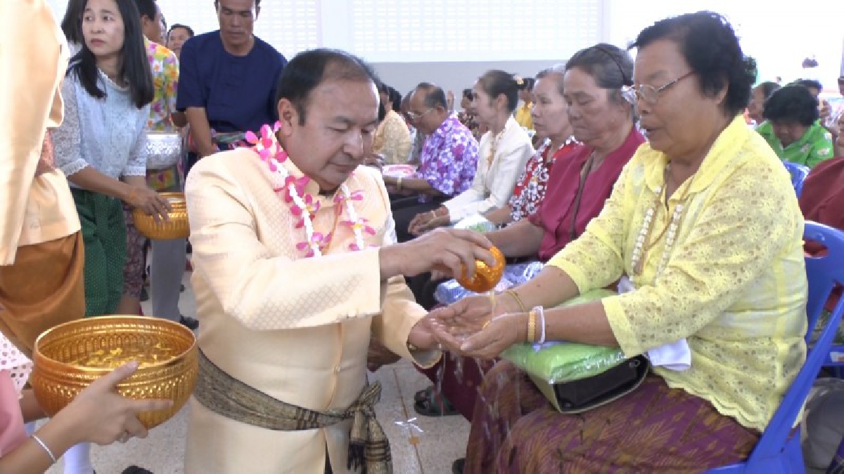 อบอุ่น ชื่นมื่น ชุ่มฉ่ำทั้งตำบล..!! เทศบาลตำบลวัดธาตุ จัดงานแสดงมุทิตาจิตและรดน้ำขอพรผู้สูงอายุ เนื่องในเทศกาลสงกรานต์ ประจำปี 2561