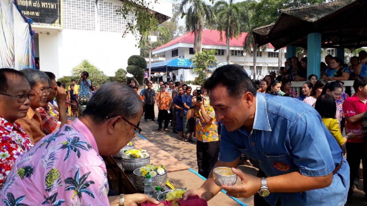 พ่อเมืองท่าบ่อ นำชาวท่าบ่อสืบสานประเพณีไทย...นายอำเภอท่าบ่อ นำชาวท่าบ่อ สรงน้ำพระประจำอำเภอ และรดน้ำดำหัว ขอพร ผู้สูงอายุ