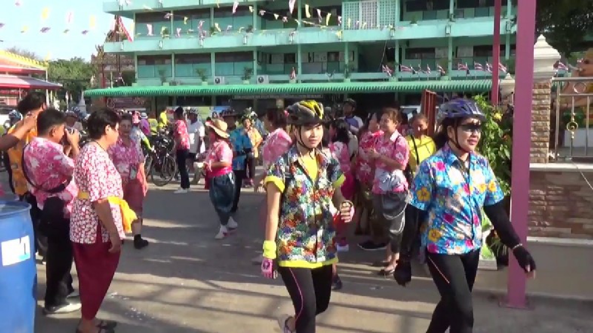 อ่างทอง สีสันวันสงกรานต์เทศบาลเมืองจัดงาน เมืองปั่นได้ เมืองปั่นดี กิจกรรมปั่นเพิ่มบุญ ปะแป้ง บำเพ็ญประโยชน์ เทศกาลสงกรานต์