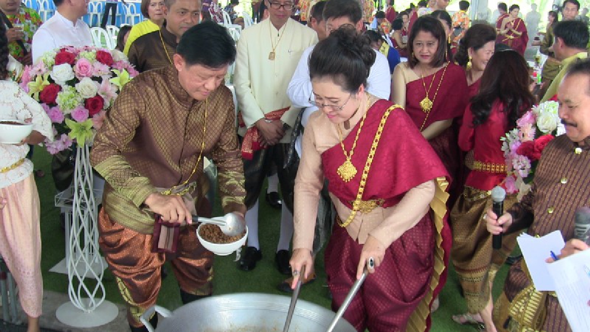 พ่อเมืองอ่างทองควงคู่ศรีภรรยาแต่งชุดไทย โชว์ผัดไทยเปิดงาน “ที่สุดสิ่งศักดิ์สิทธิ์ สงกรานต์ อ่างทอง หนองเจ็ดเส้น”