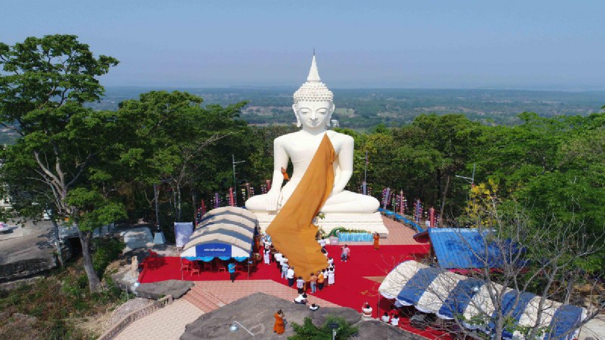 พลังศรัทธาล้นหลาม !! กาฬสินธุ์ชาวบ้านกว่าพันคนขึ้นบันไดสวรรค์ 654 ขั้นร่วมแห่ผ้าอังสะ ถวายเป็นพุทธบูชายอดเขาภูสิงห์