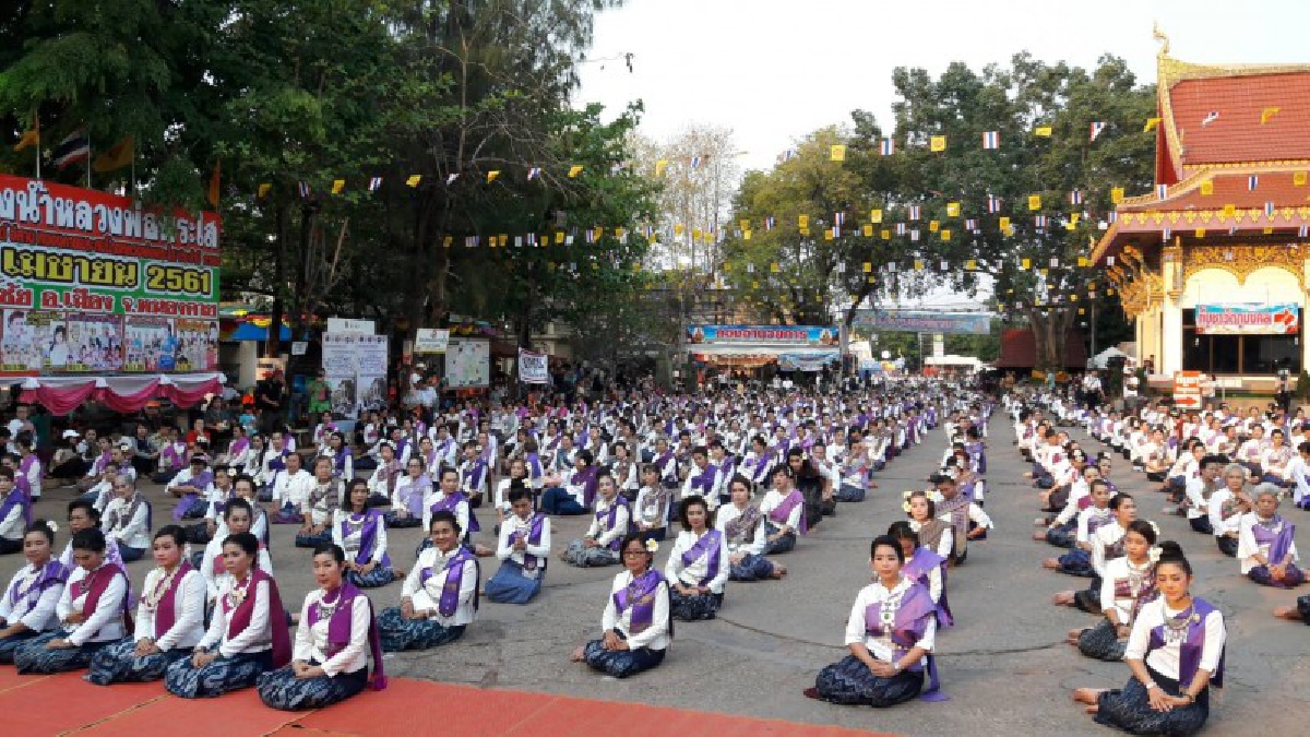 พลังศรัทธา สุดตระการตา !!! ชาวหนองคายกว่า 3 พันคน ฟ้อนรำบูชาหลวงพ่อพระใส ต้อนรับปีใหม่ไทย(ชมคลิป)