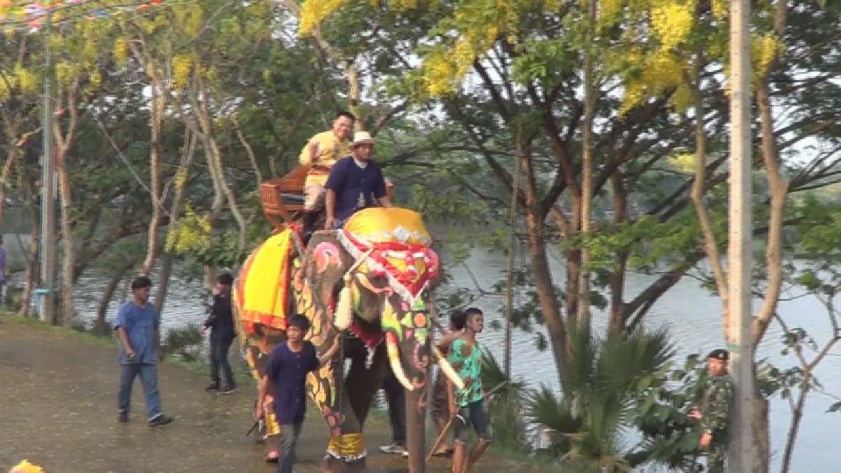 สักการะพระยาลิไท..!ประเพณีสรงน้ำโอยทานสงกรานต์ศรีสัชนาลัย