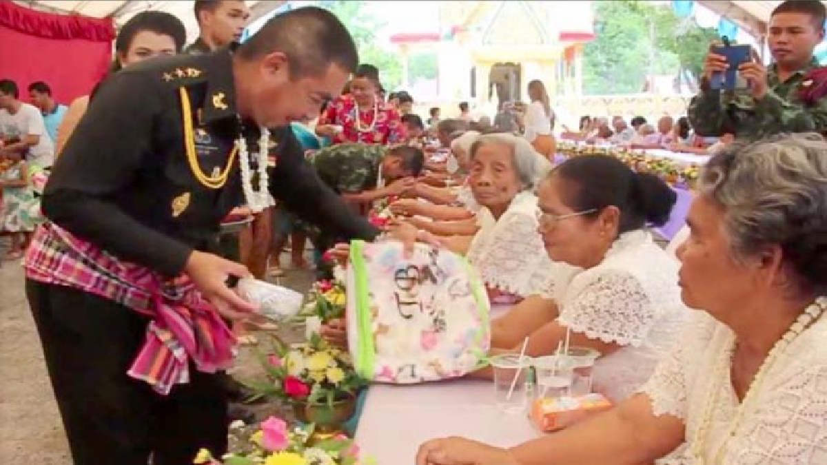 สุดทึ่งอายุ 5,600 ปี!! เสธ ทภ.4 สุดทึ่งผู้สูงอายุบ้านช่องเขาหมากเมืองคอน 80 คนรวมสิริอายุกว่า 5,600 ปี ลูกหลานแห่รดน้ำขอพรปีใหม่ไทย (ชมคลิป)
