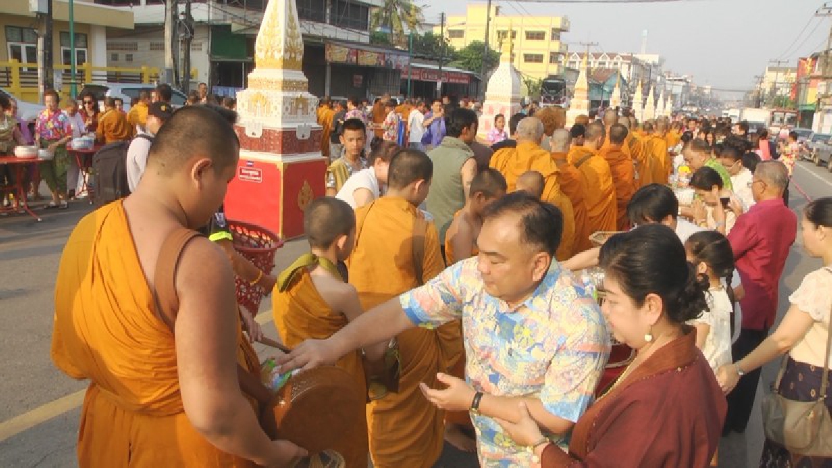 คึกคัก !! ชาวนครพนมร่วมทำบุญตักบาตร เพื่อสืบสานประเพณีขึ้นปีใหม่ไทย 2561 (มีคลิป)