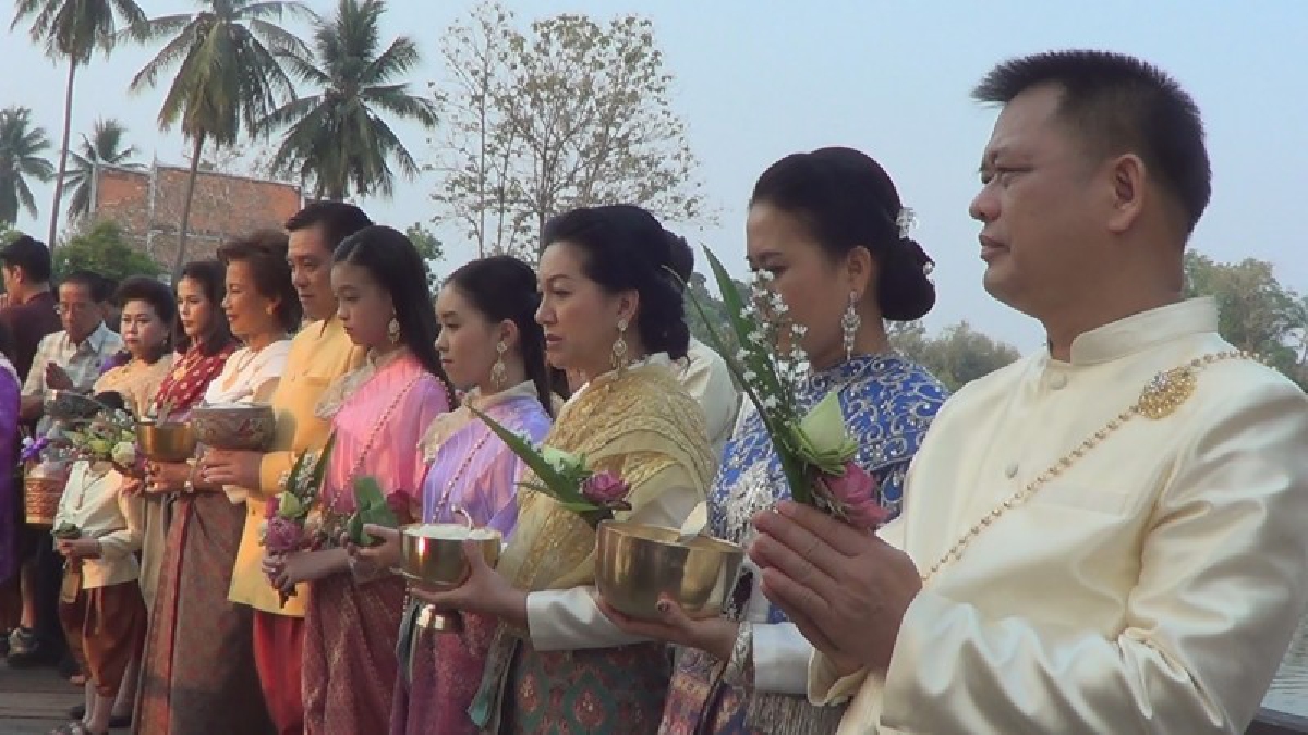 สุโขทัย ผู้ว่านำพุทธศาสนิกชนใส่บาตรทำบุญเนื่องในวันสงกรานต์