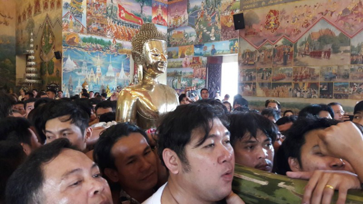 สิ้นสุดการรอคอย พลังศรัทธาล้นหลาม...หนองคาย จัดพิธีอัญเชิญหลวงพ่อพระใสลงจากพระอุโบสถ เพื่อสรงน้ำในงานมหาสงกรานต์อีสานหนองคาย